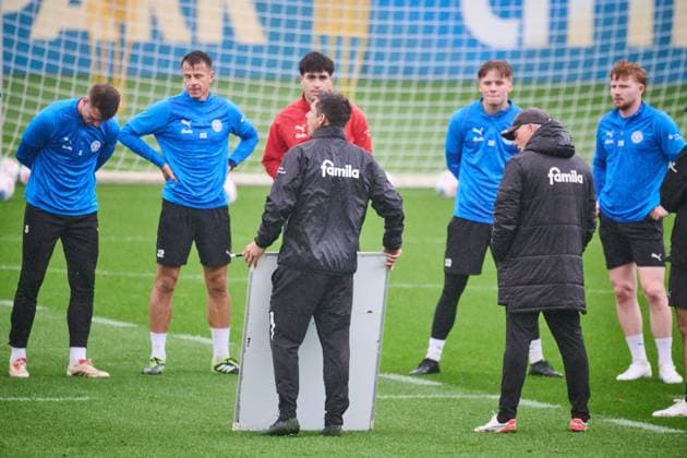 14.10.2025, Fußball, Herren, 2.BL, Saison 2025 2026, Training Holstein Kiel (KSV) Trainer Marcel Rapp mit taktischer Mannschaftsbesprechung Kiel, Projensdorf Projensdorf, Trainigsplatz Schleswig-Holstein Deutschland
