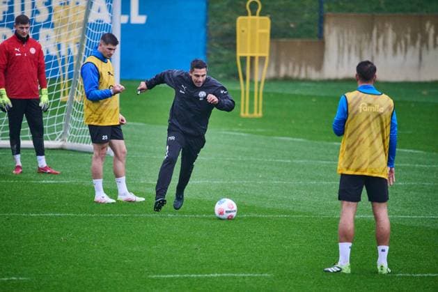 14.10.2025, Fußball, Herren, 2.BL, Saison 2025 2026, Training Holstein Kiel (KSV) Trainer Marcel Rapp spielt mit Kiel, Projensdorf Projensdorf, Trainigsplatz Schleswig-Holstein Deutschland