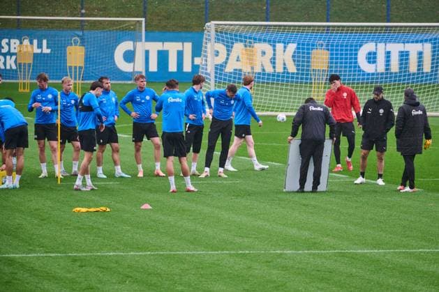 14.10.2025, Fußball, Herren, 2.BL, Saison 2025 2026, Training Holstein Kiel (KSV) Trainer Marcel Rapp mit taktischer Mannschaftsbesprechung Kiel, Projensdorf Projensdorf, Trainigsplatz Schleswig-Holstein Deutschland