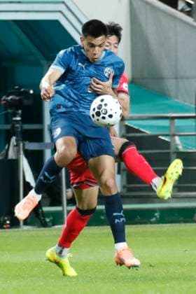 South Korea v Paraguay - Friendly Match Lee Hanbeom of South Korea and Diego Gomez of Paraguay participate in the Football Men s International Friendly, Länderspiel, Nationalmannschaft match between South Korea and Paraguay at World Cup Stadium in Seoul, South Korea, on October 14, 2025. Seoul South Korea  Copyright: xSeung-ilxRyux originalFilename:ryu-2025mens251014_npfpl.jpg