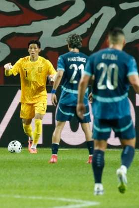 South Korea v Paraguay - Friendly Match KIM SEUNGGYU of South Korea and RONALDO MARTINEZ of Paraguay participate in the Football Men s International Friendly, Länderspiel, Nationalmannschaft Match between South Korea and Paraguay at World Cup Stadium in Seoul, South Korea, on October 14, 2025. Seoul South Korea  Copyright: xSeung-ilxRyux originalFilename:ryu-2025mens251014_npFwz.jpg