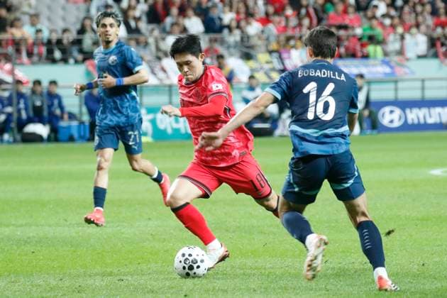 South Korea v Paraguay - Friendly Match Lee Donggyeong of South Korea and Damian Bobadilla of Paraguay participate in the Football Men s International Friendly, Länderspiel, Nationalmannschaft match between South Korea and Paraguay at World Cup Stadium in Seoul, South Korea, on October 14, 2025. Seoul South Korea  Copyright: xSeung-ilxRyux originalFilename:ryu-2025mens251014_npvCV.jpg