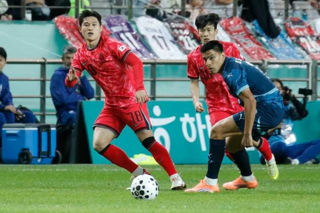 South Korea v Paraguay - Friendly Match Lee Donggyeong of South Korea and Diego Gomez of Paraguay participate in the Football Men s International Friendly, Länderspiel, Nationalmannschaft match between South Korea and Paraguay at World Cup Stadium in Seoul, South Korea, on October 14, 2025. Seoul South Korea  Copyright: xSeung-ilxRyux originalFilename:ryu-2025mens251014_npXTW.jpg