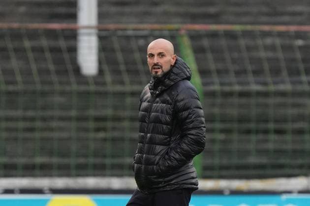 Trainer Antonio di Salvo (Deutschland U21, U 21 sieht sich das historische Stadion The Oval an, Heimspielstätte von Glentoran - Belfast 14.10.2025: Nordirland vs. Deutschland U21, EM Qualifikation, The Oval