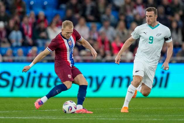 Football, private international match Norway New Zealand Oslo 20251014 Norway s Andreas Hanche Olsen and New Zealand s Chris Wood during the private international football match between Norway and New Zealand at Ullevaal Stadium Photo Fredrik Varfjell NTB Oslo Norway EDITORIAL USE ONLY RESTRICTED USE FOR BETTING COMPANIES  Copyright: xFredrikxVarfjellx xNTBx