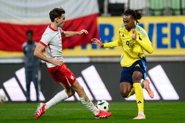 251014 Milosz Matysik of Poland and Jonah Kusi-Asare of Sweden during the UEFA Under-21 Qualifier football match between Sweden and Poland on October 14, 2025 in Jönköping. Photo: Carl Sandin BILDBYRAN kod CS CS0792 fotboll football soccer fotball em-kval kval uefa european under-21 qualifier qualifier U21, U 21 under-21 sverige sweden poland bbeng Copyright: CARLxSANDIN BB251014CS007