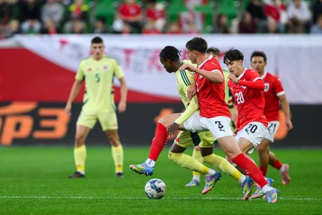 SOCCER - UEFA U21, U 21 EURO quali, AUT vs WAL LINZ,AUSTRIA,14.OCT.25 - SOCCER - UEFA European Under-21 Championship 2026, qualifiers, OEFB under-21 international match, Länderspiel, Nationalmannschaft Austria vs Wales. Image shows Tim Trummer (AUT) and Tanatswa Nyakuhwa (WAL).  GEPAxpictures xChristianxMoser