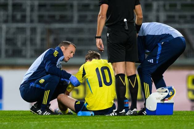 251014 Williot Swedberg of Sweden receives medical attention during the UEFA Under-21 Qualifier football match between Sweden and Poland on October 14, 2025 in Jönköping. Photo: Carl Sandin BILDBYRAN kod CS CS0792 fotboll football soccer fotball em-kval kval uefa european under-21 qualifier qualifier U21, U 21 under-21 sverige sweden poland bbeng skada Copyright: CARLxSANDIN BB251014CS012