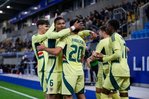 SOCCER - UEFA U21, U 21 EURO quali, AUT vs WAL LINZ,AUSTRIA,14.OCT.25 - SOCCER - UEFA European Under-21 Championship 2026, qualifiers, OEFB under-21 international match, Länderspiel, Nationalmannschaft Austria vs Wales. Image shows the rejoicing of WAL with Gabriele Biancheri (WAL).  GEPAxpictures xChristianxMoser