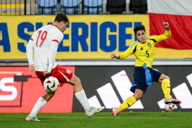 251014 Marcel Krajewski of Poland and Matteo Perez Vinlöf of Sweden during the UEFA Under-21 Qualifier football match between Sweden and Poland on October 14, 2025 in Jönköping. Photo: Carl Sandin BILDBYRAN kod CS CS0792 fotboll football soccer fotball em-kval kval uefa european under-21 qualifier qualifier U21, U 21 under-21 sverige sweden poland bbeng Copyright: CARLxSANDIN BB251014CS015