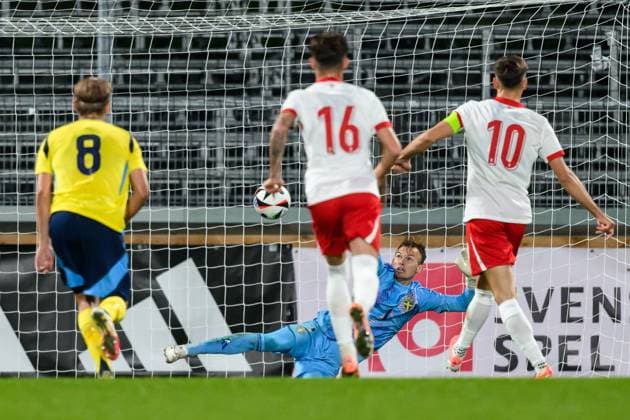251014 Tomasz Pienko of Poland scores the 0-2 goal on goalkeeper AndrÃ Picornell of Sweden during the UEFA Under-21 Qualifier football match between Sweden and Poland on October 14, 2025 in Jönköping. Photo: Carl Sandin BILDBYRAN kod CS CS0792 fotboll football soccer fotball em-kval kval uefa european under-21 qualifier qualifier U21, U 21 under-21 sverige sweden poland bbeng Copyright: CARLxSANDIN BB251014CS016