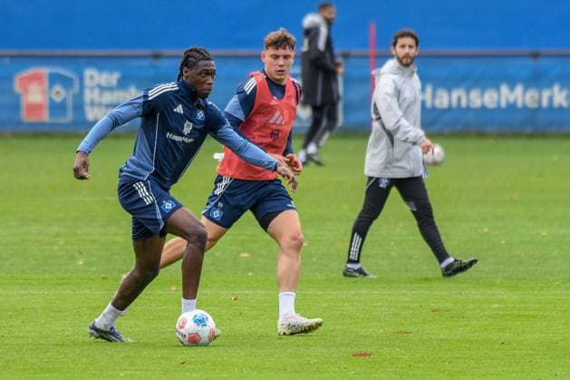 Shafiq Nandja Nicolai Remberg ( HSV ) am Ball Deutschland , Hamburg , Volksparkstadion , Trainingsgelände Fussball , 1. Bundesliga , Training des Hamburger SV