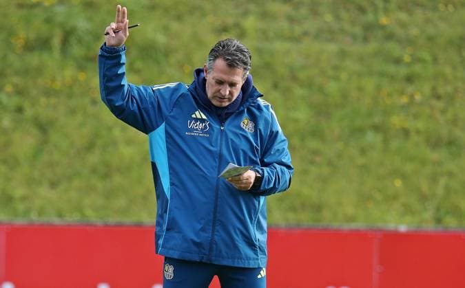 14.10.2025, xmohx, Fussball 3.Liga, 1.FC Saarbrücken - Training v.l. Trainer Alois Schwartz (Saarbrücken) mit dem Notizzettel in der Hand und Anweisungen am geben (DFL DFB REGULATIONS PROHIBIT ANY USE OF PHOTOGRAPHS as IMAGE SEQUENCES and or QUASI-VIDEO) Saarbrücken