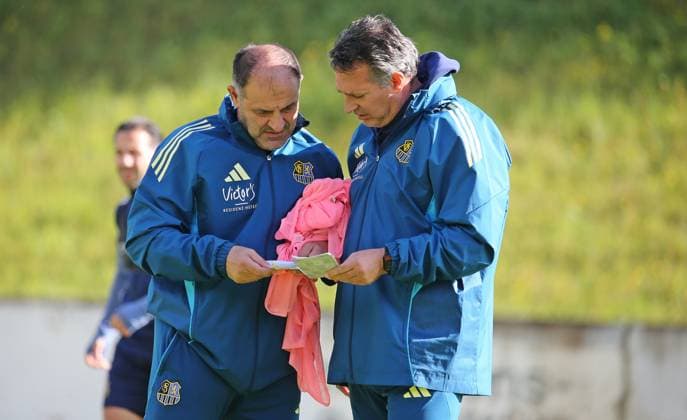 14.10.2025, xmohx, Fussball 3.Liga, 1.FC Saarbrücken - Training v.l. Co-Trainer Dimitrios Moutas und Trainer Alois Schwartz (Saarbrücken) mit dem Notizzettel in der Hand (DFL DFB REGULATIONS PROHIBIT ANY USE OF PHOTOGRAPHS as IMAGE SEQUENCES and or QUASI-VIDEO) Saarbrücken