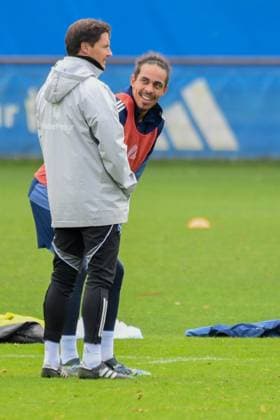 Yussuf Poulsen spricht lacht mit Trainer Merlin Polzin ( HSV ) Deutschland , Hamburg , Volksparkstadion , Trainingsgelände Fussball , 1. Bundesliga , Training des Hamburger SV