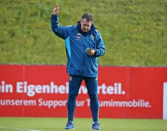 14.10.2025, xmohx, Fussball 3.Liga, 1.FC Saarbrücken - Training v.l. Trainer Alois Schwartz (Saarbrücken) mit dem Notizzettel in der Hand und Anweisungen am geben (DFL DFB REGULATIONS PROHIBIT ANY USE OF PHOTOGRAPHS as IMAGE SEQUENCES and or QUASI-VIDEO) Saarbrücken