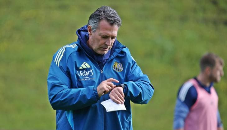14.10.2025, xmohx, Fussball 3.Liga, 1.FC Saarbrücken - Training v.l. Trainer Alois Schwartz (Saarbrücken) mit dem Notizzettel in der Hand und mit Blick auf die Uhr (DFL DFB REGULATIONS PROHIBIT ANY USE OF PHOTOGRAPHS as IMAGE SEQUENCES and or QUASI-VIDEO) Saarbrücken