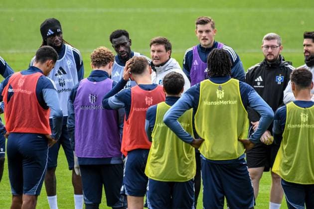 Mannschaftskreis Trainer Merlin Polzin spricht zum Team ( HSV ) Deutschland , Hamburg , Volksparkstadion , Trainingsgelände Fussball , 1. Bundesliga , Training des Hamburger SV