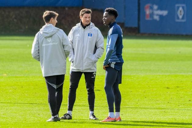 Co - Trainer Loic Fave Trainer Merlin Polzin sprechen mit Albert Sambi Lokonga ( HSV ) Deutschland , Hamburg , Volksparkstadion , Trainingsgelände Fussball , 1. Bundesliga , Training des Hamburger SV