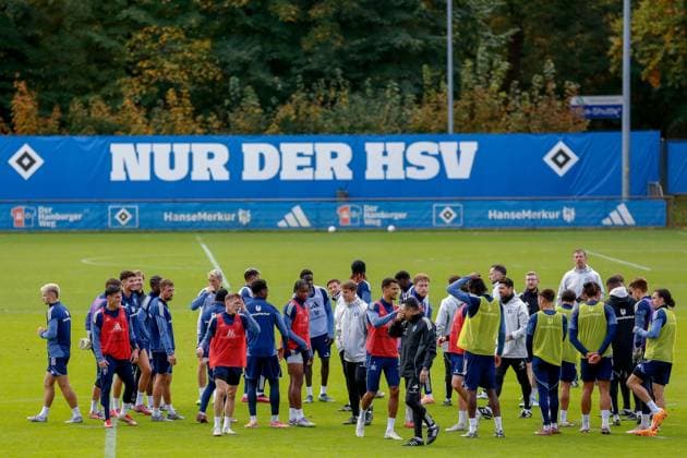 Mannschaftskreis Trainer Merlin Polzin Co - Trainer Loic Fave Richard Krohn ( HSV ) Deutschland , Hamburg , Volksparkstadion , Trainingsgelände Fussball , 1. Bundesliga , Training des Hamburger SV