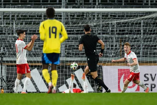 251014 Kacper Urbanski scores the 0-3 goal and Mateusz Kowalczyk of Poland celebrates during the UEFA Under-21 Qualifier football match between Sweden and Poland on October 14, 2025 in Jönköping. Photo: Carl Sandin BILDBYRAN kod CS CS0792 fotboll football soccer fotball em-kval kval uefa european under-21 qualifier qualifier U21, U 21 under-21 sverige sweden poland bbeng jubel Copyright: CARLxSANDIN BB251014CS021