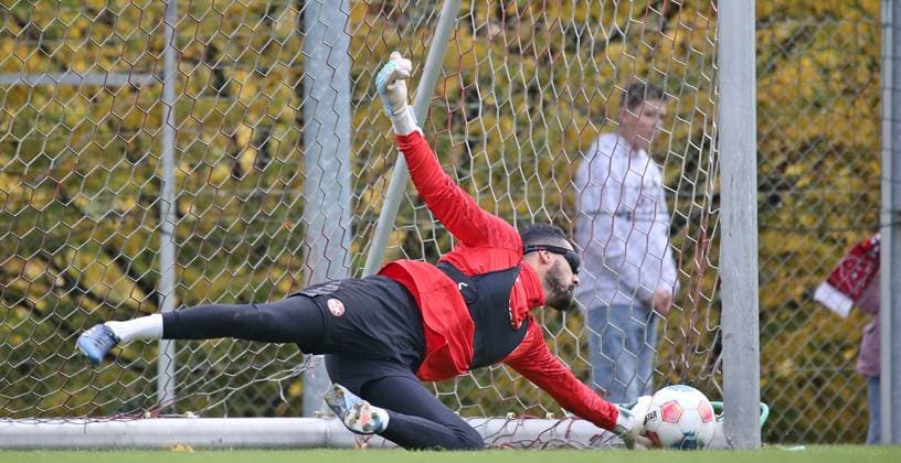 14.10.2025, xmohx, Fussball 2.Bundesliga, 1.FC Kaiserslautern - Training v.l. Torwart Avdo Spahic (Kaiserslautern) mit spezieller Brille beim Torwarttraining (DFL DFB REGULATIONS PROHIBIT ANY USE OF PHOTOGRAPHS as IMAGE SEQUENCES and or QUASI-VIDEO) Kaiserslautern