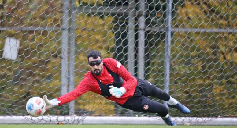 14.10.2025, xmohx, Fussball 2.Bundesliga, 1.FC Kaiserslautern - Training v.l. Torwart Avdo Spahic (Kaiserslautern) mit spezieller Brille beim Torwarttraining (DFL DFB REGULATIONS PROHIBIT ANY USE OF PHOTOGRAPHS as IMAGE SEQUENCES and or QUASI-VIDEO) Kaiserslautern