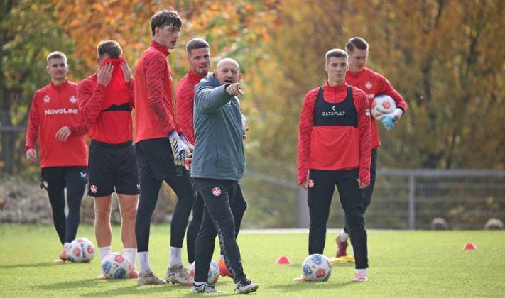 14.10.2025, xmohx, Fussball 2.Bundesliga, 1.FC Kaiserslautern - Training v.l. Trainer Torsten Lieberknecht (Kaiserslautern) gibt Anweisungen an sein Team (DFL DFB REGULATIONS PROHIBIT ANY USE OF PHOTOGRAPHS as IMAGE SEQUENCES and or QUASI-VIDEO) Kaiserslautern