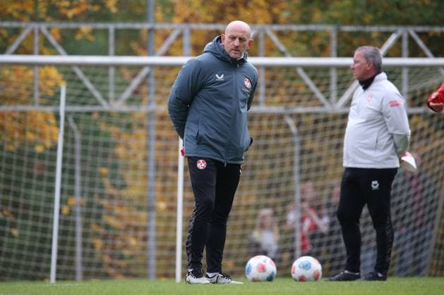 14.10.2025, xmohx, Fussball 2.Bundesliga, 1.FC Kaiserslautern - Training v.l. Trainer Torsten Lieberknecht (1. FC Kaiserslautern) (DFL DFB REGULATIONS PROHIBIT ANY USE OF PHOTOGRAPHS as IMAGE SEQUENCES and or QUASI-VIDEO) Kaiserslautern