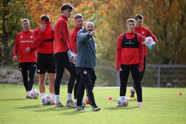 14.10.2025, xmohx, Fussball 2.Bundesliga, 1.FC Kaiserslautern - Training v.l. Trainer Torsten Lieberknecht (1. FC Kaiserslautern) gibt Anweisungen, gestikuliert, mit den Armen gestikulieren gives instructions, gesticulate (DFL DFB REGULATIONS PROHIBIT ANY USE OF PHOTOGRAPHS as IMAGE SEQUENCES and or QUASI-VIDEO) Kaiserslautern
