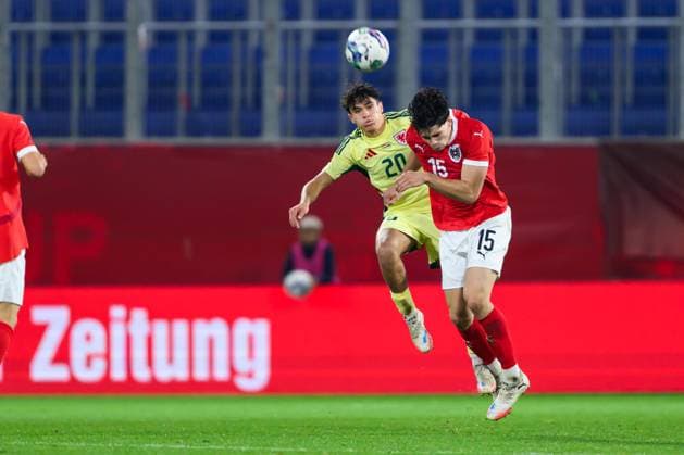 SOCCER - UEFA U21, U 21 EURO quali, AUT vs WAL LINZ,AUSTRIA,14.OCT.25 - SOCCER - UEFA European Under-21 Championship 2026, qualifiers, OEFB under-21 international match, Länderspiel, Nationalmannschaft Austria vs Wales. Image shows Gabriele Biancheri (WAL) and Jakob Schoeller (AUT).  GEPAxpictures xChristianxMoser