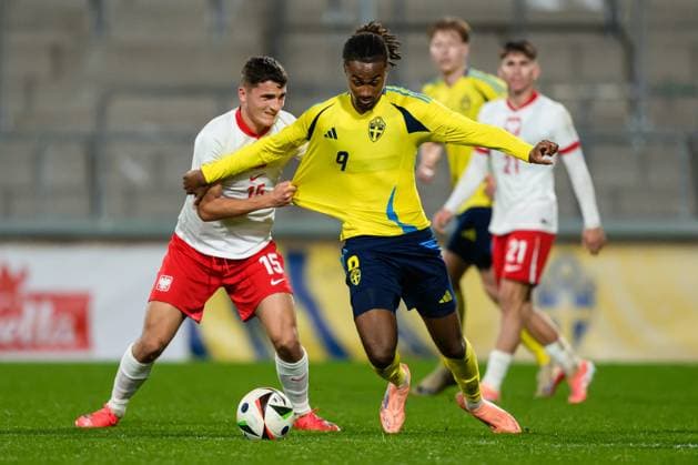 251014 Filip Kocaba of Poland and Jonah Kusi-Asare of Sweden during the UEFA Under-21 Qualifier football match between Sweden and Poland on October 14, 2025 in Jönköping. Photo: Carl Sandin BILDBYRAN kod CS CS0792 fotboll football soccer fotball em-kval kval uefa european under-21 qualifier qualifier U21, U 21 under-21 sverige sweden poland bbeng Copyright: CARLxSANDIN BB251014CS030