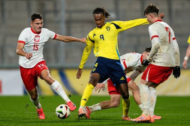 251014 Filip Kocaba of Poland and Jonah Kusi-Asare of Sweden during the UEFA Under-21 Qualifier football match between Sweden and Poland on October 14, 2025 in Jönköping. Photo: Carl Sandin BILDBYRAN kod CS CS0792 fotboll football soccer fotball em-kval kval uefa european under-21 qualifier qualifier U21, U 21 under-21 sverige sweden poland bbeng Copyright: CARLxSANDIN BB251014CS031