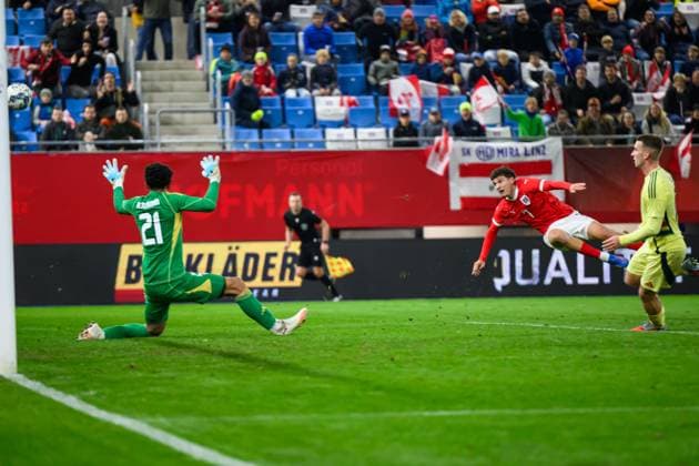 SOCCER - UEFA U21, U 21 EURO quali, AUT vs WAL LINZ,AUSTRIA,14.OCT.25 - SOCCER - UEFA European Under-21 Championship 2026, qualifiers, OEFB under-21 international match, Länderspiel, Nationalmannschaft Austria vs Wales. Image shows Lewys Benjamin (WAL) and Moritz Wels (AUT).  GEPAxpictures xChristianxMoser