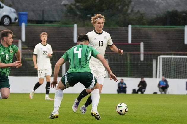 Tom Rothe (Deutschland U21, U 21 13) gegen Darren Robinson (Nordirland, Northern Ireland, 4) - Belfast 14.10.2025: Nordirland vs. Deutschland U21, EM Qualifikation, The Oval