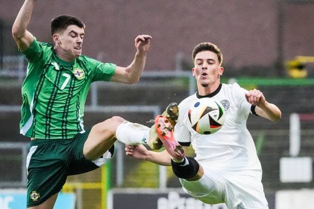 Said El Mala (Deutschland U21, U 21 7) gegen Shea Kearney (Nordirland, Northern Ireland, 7) - Belfast 14.10.2025: Nordirland vs. Deutschland U21, EM Qualifikation, The Oval