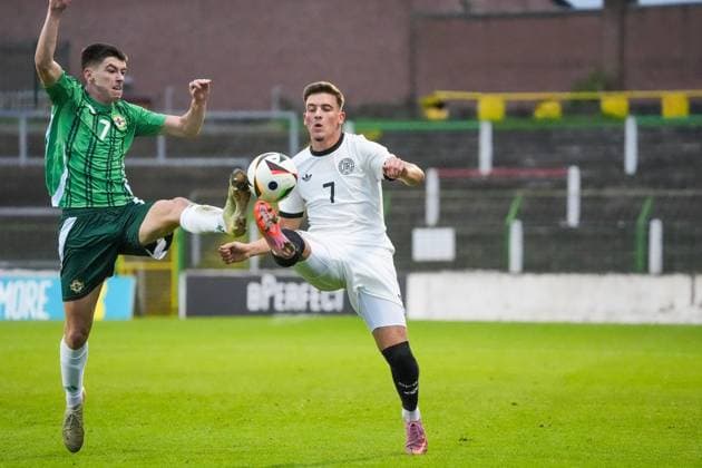 Said El Mala (Deutschland U21, U 21 7) gegen Shea Kearney (Nordirland, Northern Ireland, 7) - Belfast 14.10.2025: Nordirland vs. Deutschland U21, EM Qualifikation, The Oval