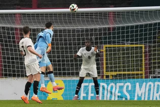 Noel Aseko (Deutschland U21, U 21 8) rettet auf der Linie - Belfast 14.10.2025: Nordirland vs. Deutschland U21, EM Qualifikation, The Oval