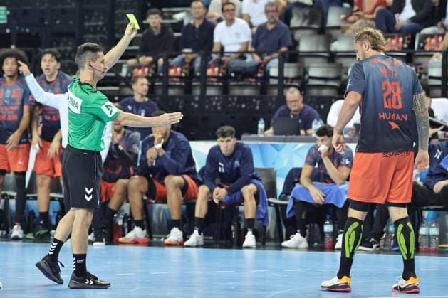 HANDBALL : Montpellier HB vs. THW Kiel - EHF - 14 10 2025 Carton jaune Valentin PORTE of Montpellier lors du match Montpellier HB vs. THW Kiel de la compÃ tition EHF a l™Arena Sud de France, le 14 octobre 2025. MontpellierFrance  Copyright: xValentinaxClaretx