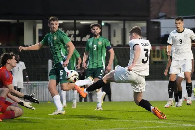 Chance für Lukas Ullrich (Deutschland U21, U 21 3) doch er prallt mit Torwart Goalie Stephen McMullan (Nordirland, Northern Ireland, 1) zusammen - Belfast 14.10.2025: Nordirland vs. Deutschland U21, EM Qualifikation, The Oval