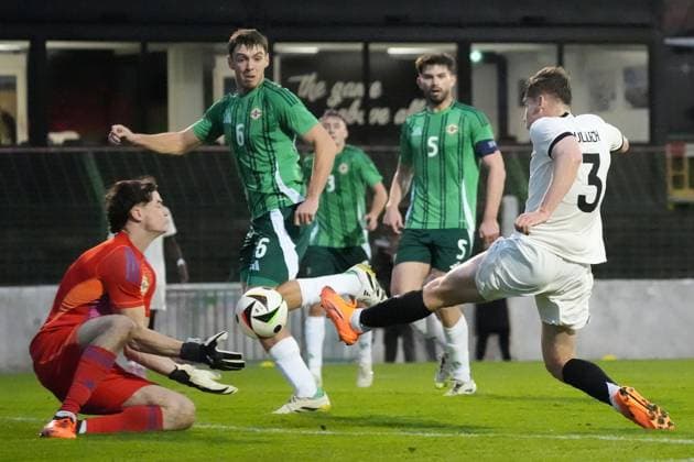 Chance für Lukas Ullrich (Deutschland U21, U 21 3) doch er prallt mit Torwart Goalie Stephen McMullan (Nordirland, Northern Ireland, 1) zusammen - Belfast 14.10.2025: Nordirland vs. Deutschland U21, EM Qualifikation, The Oval