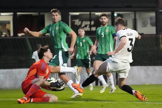 Chance für Lukas Ullrich (Deutschland U21, U 21 3) doch er prallt mit Torwart Goalie Stephen McMullan (Nordirland, Northern Ireland, 1) zusammen - Belfast 14.10.2025: Nordirland vs. Deutschland U21, EM Qualifikation, The Oval