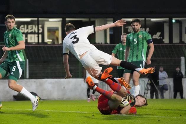 Chance für Lukas Ullrich (Deutschland U21, U 21 3) doch er prallt mit Torwart Goalie Stephen McMullan (Nordirland, Northern Ireland, 1) zusammen - Belfast 14.10.2025: Nordirland vs. Deutschland U21, EM Qualifikation, The Oval
