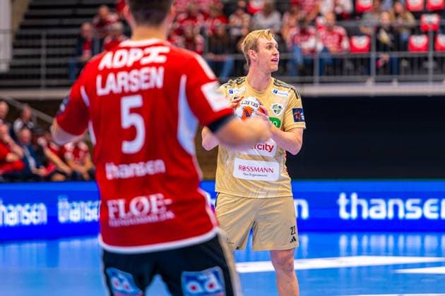 Marian Michalczik (TSV Hannover-Burgdorf, Nr. 22) (L-R), Fredericia Handboldklub (red) against TSV Hannover-Burgdorf (beige) (1. Matchday of Group Matches EHF European League 2025 2026) (14.10.2025, Middelfart Sparekasse ARENA (Fredericia, DEN), Copyright: xJanxGuentherx xTSVxHannover-Burgdorfx