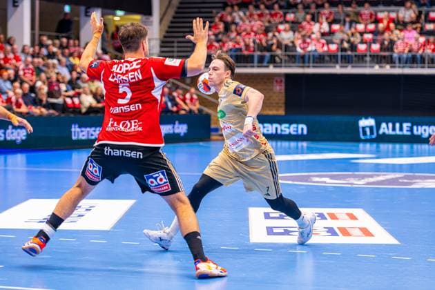 Leif Tissier (TSV Hannover-Burgdorf, Nr. 7) (L-R), Fredericia Handboldklub (red) against TSV Hannover-Burgdorf (beige) (1. Matchday of Group Matches EHF European League 2025 2026) (14.10.2025, Middelfart Sparekasse ARENA (Fredericia, DEN), Copyright: xJanxGuentherx xTSVxHannover-Burgdorfx