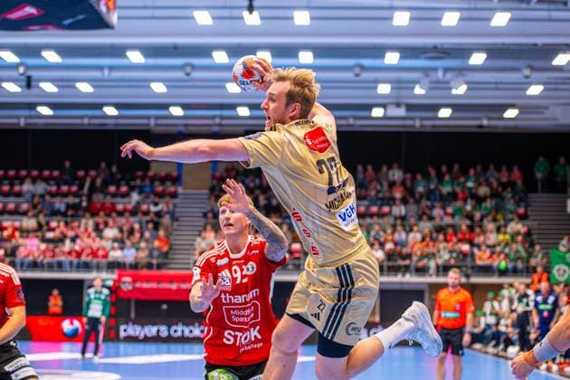 Marian Michalczik (TSV Hannover-Burgdorf, Nr. 22) (L-R), Fredericia Handboldklub (red) against TSV Hannover-Burgdorf (beige) (1. Matchday of Group Matches EHF European League 2025 2026) (14.10.2025, Middelfart Sparekasse ARENA (Fredericia, DEN), Copyright: xJanxGuentherx xTSVxHannover-Burgdorfx