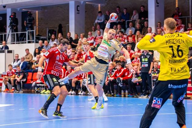 Justus Fischer (TSV Hannover-Burgdorf, Nr. 54) (L-R), Fredericia Handboldklub (red) against TSV Hannover-Burgdorf (beige) (1. Matchday of Group Matches EHF European League 2025 2026) (14.10.2025, Middelfart Sparekasse ARENA (Fredericia, DEN), Copyright: xJanxGuentherx xTSVxHannover-Burgdorfx
