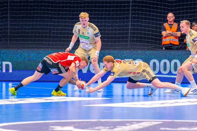 Anders Kragh Martinusen (Fredericia Handboldklub, Nr. 93) Vilhelm Poulsen (TSV Hannover-Burgdorf, Nr. 9) Lukas Stutzke (TSV Hannover-Burgdorf, Nr. 39) (L-R), Fredericia Handboldklub (red) against TSV Hannover-Burgdorf (beige) (1. Matchday of Group Matches EHF European League 2025 2026) (14.10.2025, Middelfart Sparekasse ARENA (Fredericia, DEN), Copyright: xJanxGuentherx xTSVxHannover-Burgdorfx