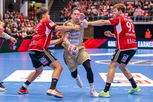 Kristian Hubert Larsen (Fredericia Handboldklub, Nr. 5) Leif Tissier (TSV Hannover-Burgdorf, Nr. 7) Kasper Hugo Palmar (Fredericia Handboldklub, Nr. 91) (L-R), Fredericia Handboldklub (red) against TSV Hannover-Burgdorf (beige) (1. Matchday of Group Matches EHF European League 2025 2026) (14.10.2025, Middelfart Sparekasse ARENA (Fredericia, DEN), Copyright: xJanxGuentherx xTSVxHannover-Burgdorfx