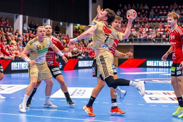 Leif Tissier (TSV Hannover-Burgdorf, Nr. 7) (L-R), Fredericia Handboldklub (red) against TSV Hannover-Burgdorf (beige) (1. Matchday of Group Matches EHF European League 2025 2026) (14.10.2025, Middelfart Sparekasse ARENA (Fredericia, DEN), Copyright: xJanxGuentherx xTSVxHannover-Burgdorfx
